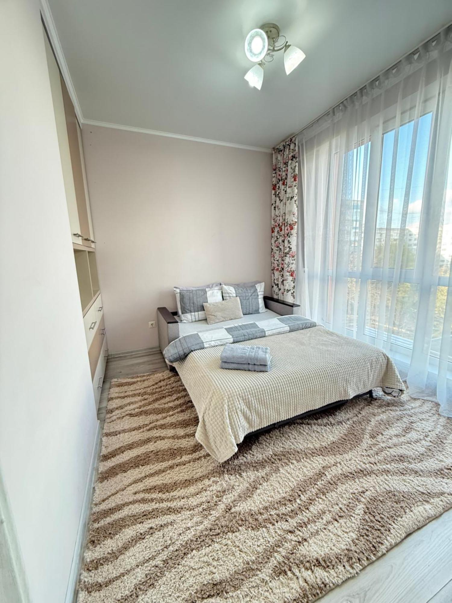 Cozy Two Bedroom Large Apartment Chişinau Exteriör bild